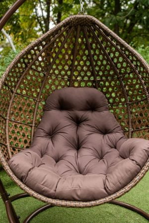 коричневе крісло з коричневою подушкою