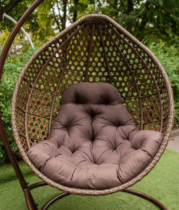 коричневе крісло з коричневою подушкою
