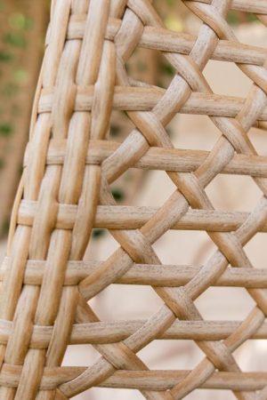 бежевий штучний ротанг на підвісному кріслі