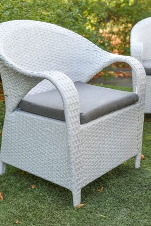 кресло плетёное с подлокотниками