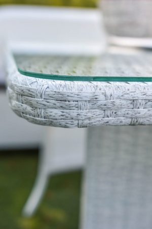 плетёный стол из ротанга со стеклом