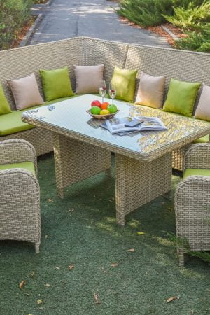 Комплект мебели возле бассейна