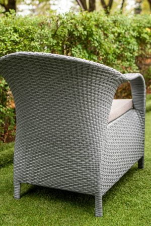 кресло со спинкой и подлокотниками серое ротанговое