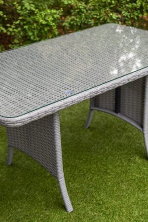 стол в сером цвете из искусственного ротанга