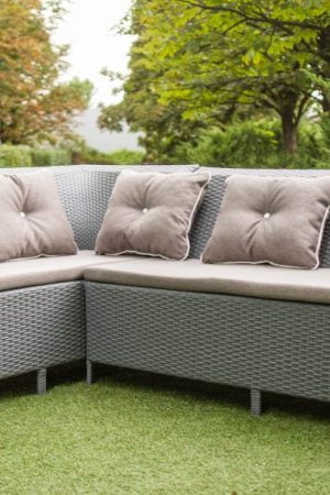 угловой диван в сером цвете из искусственного ротанга