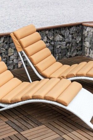 плетеные шезлонги с матрасом