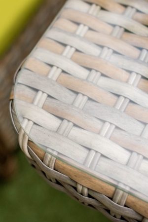 стекло на плетёном столе