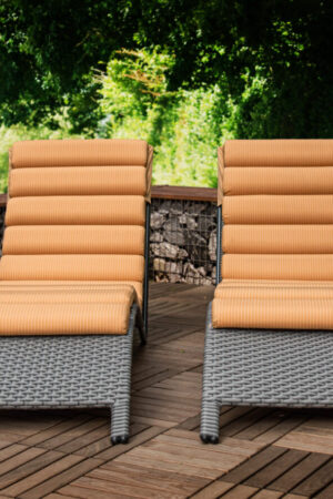 shezlongi-iz-rotanga-volna-seryj