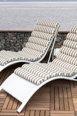 шезлонги ротанг с полосатым матрасом