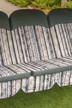 удобная трёхместная садовая качеля