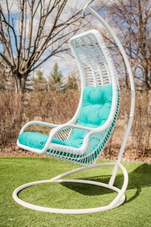Белое подвесное кресло Лиго с бирюзовой подушкой