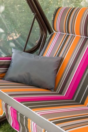 яркий принт на сиденье садовой качели