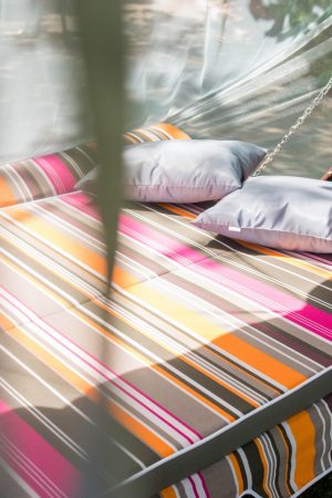 раскладной диван на садовой качеле ЮМК