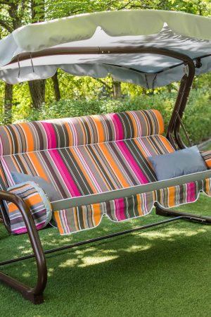 качели Интерно в зелёном саду