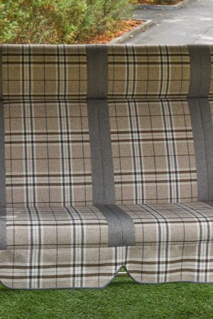 широкое высокое сиденье на садовых качелях