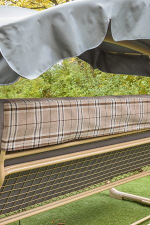 Стальная сетка на садовой качеле