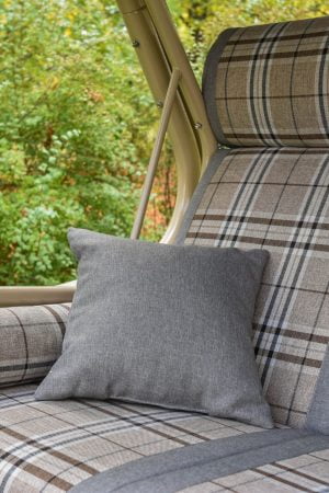 Садовая качеля из стали с мягкими серыми сиденьями