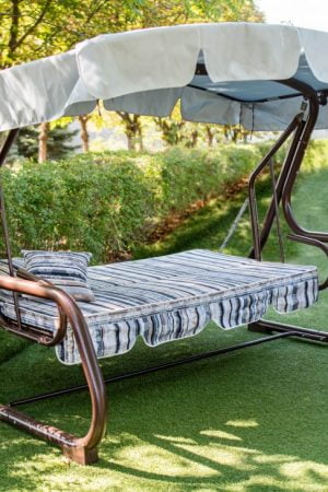 серая с коричневым качели для улицы