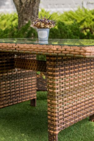 стол из металла с плетением ротангом