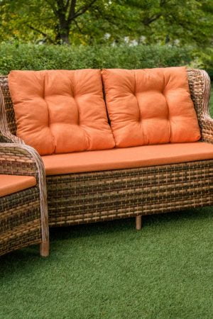 Диван с креслами плетёными в сад