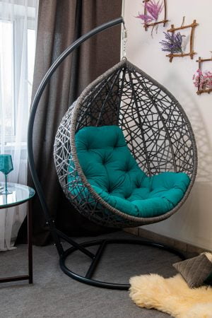 Серое кресло кокон Артвуд с бирюзовой подушкой