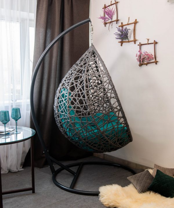 Серое плетёное кресло кокон в квартире