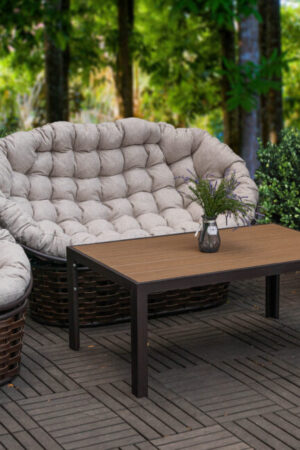 фемели с деревянной столешницей