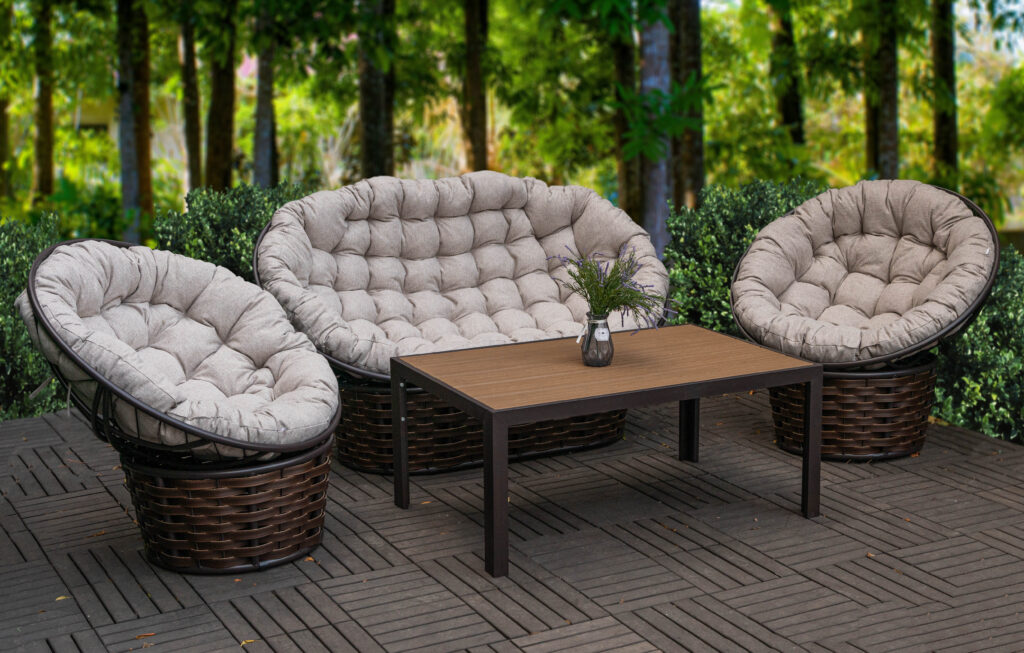 фемели с деревянной столешницей