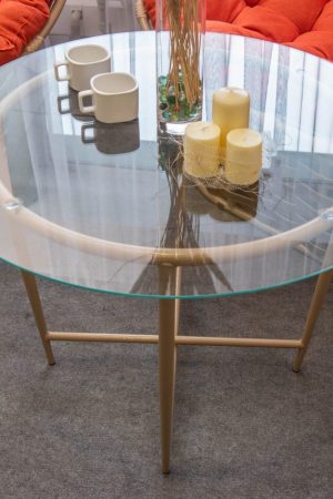 меленький металевий столик зі склом