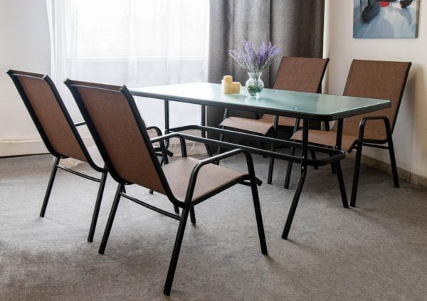 Стол и стулья из метала для дома и кафе