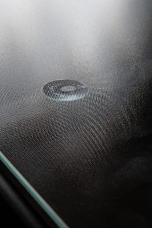 стеклянная столешница на столе из метала