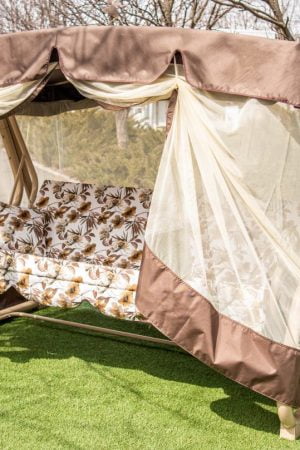 практичные садовые качели С москитной