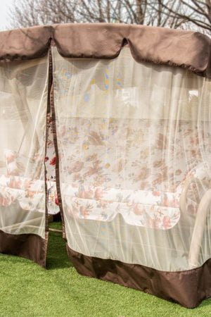 качели с защитой от мух