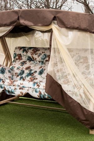 Качели в саду на газоне 2021