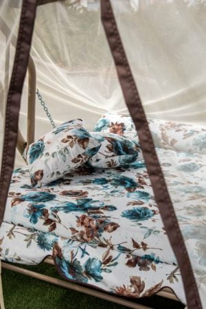 толстый матрас на садовой качеле