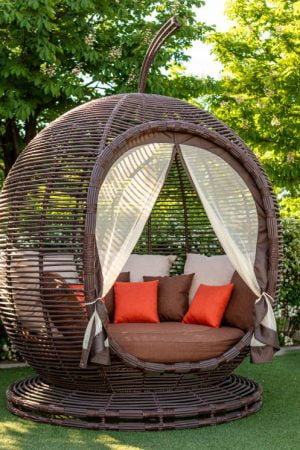 красивая беседка в форме яблока