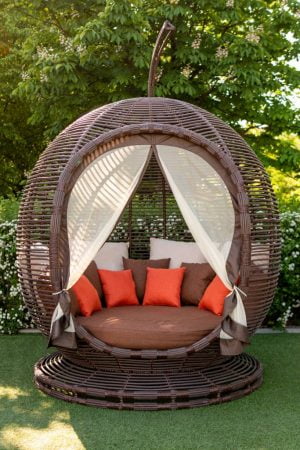 диван для отдыха на улице с москитной