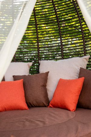 мягкий матрас на садовой беседке