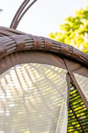 плетение искусственный ротанг на садовой беседке