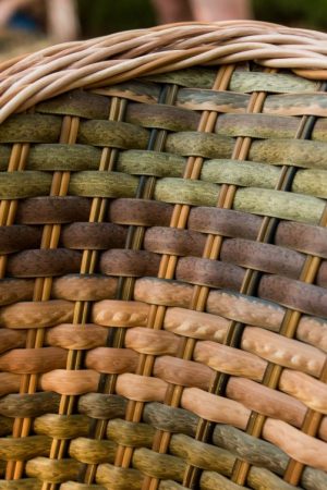 Искусственный ротанг на кресле