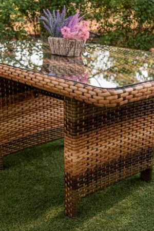 Металлический стол плетёный