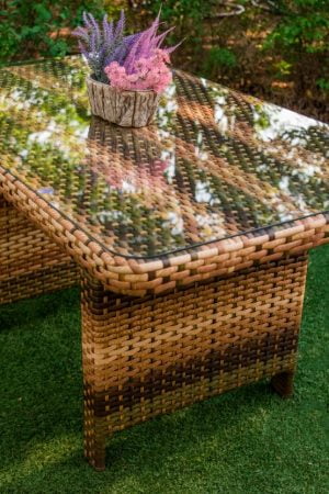 Стол с стеклянной столешницей из ротанга