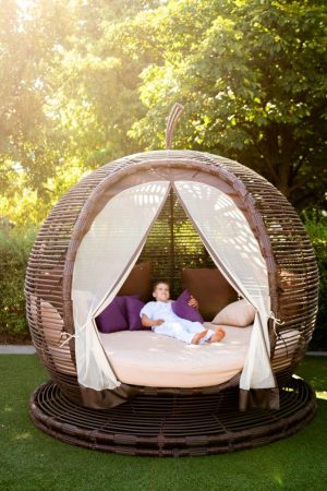 металлическая беседка заплетённая ротангом