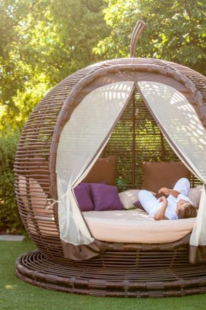 большая садовая беседка с круглым матрасом плетение ротанг