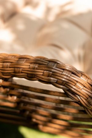 подлокотник из ротанга на коконе