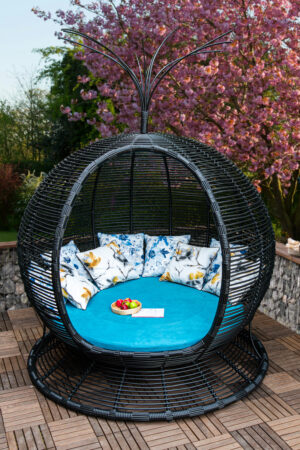 плетеное чёрное бунгало из ротанга