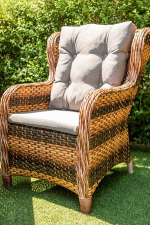 кресло кухонное плетёное с серой подушкой
