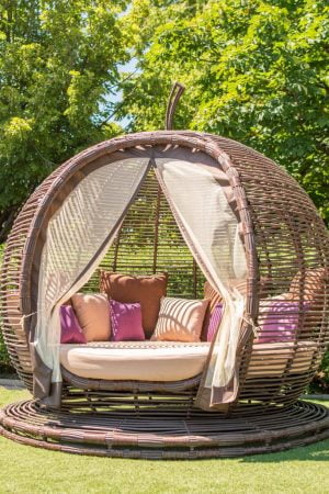 красива бесідка з штучного ротангу ЮМК