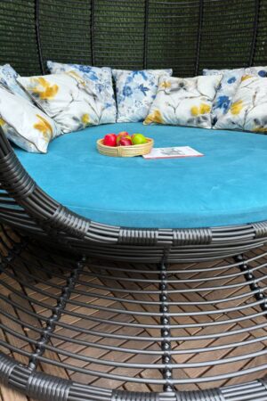 круглый шезлонг лежак з ротангу