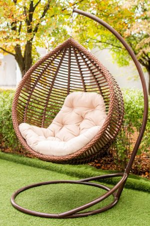 строгое современное кресло кокон для дачи сада